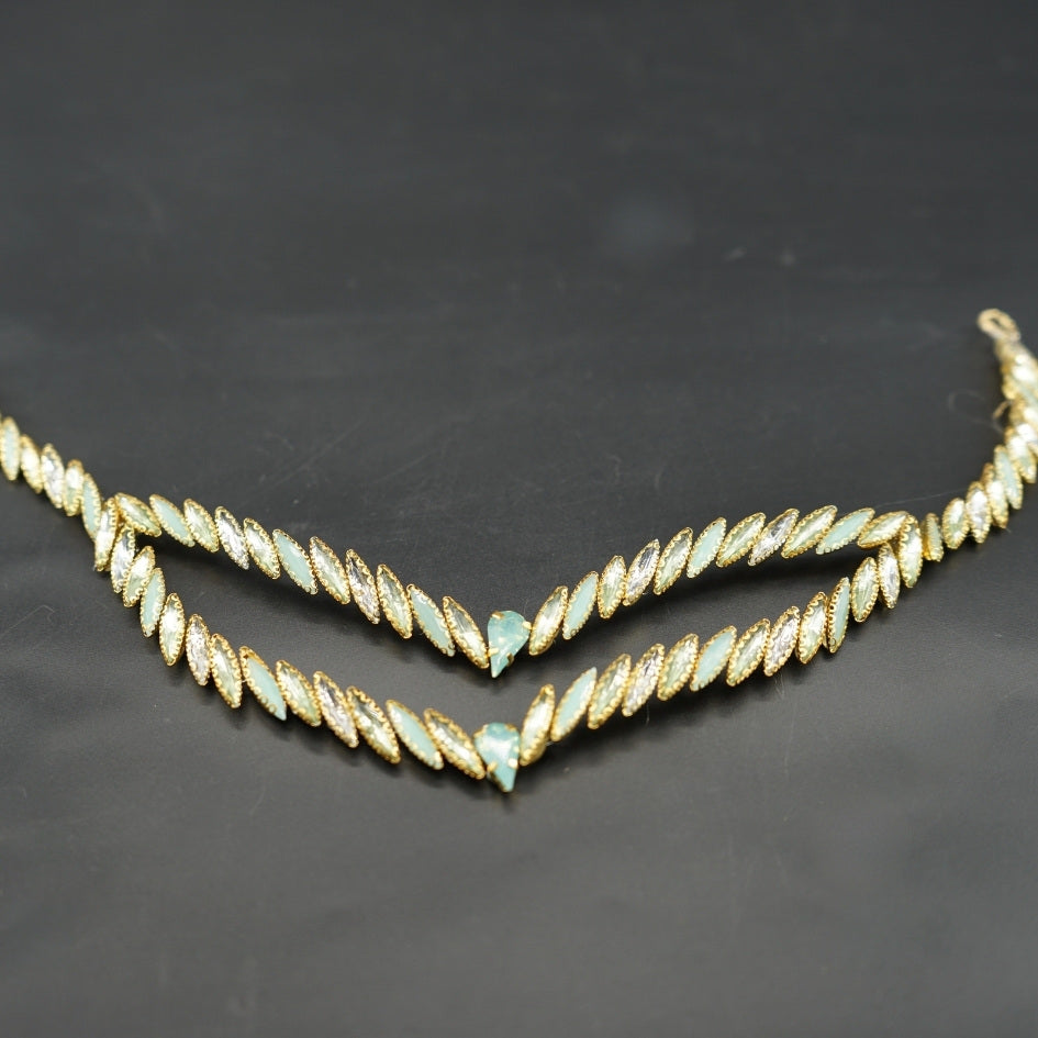 Broche de Mariage Vert Clair et Dorée Style V en Cristaux Artisanale