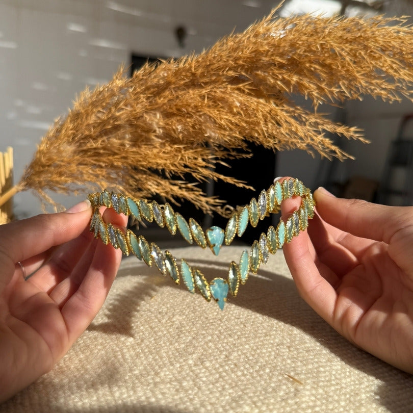 Broche de Mariage Vert Clair et Dorée Style V en Cristaux Artisanale
