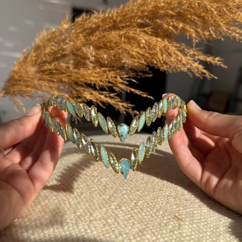 Broche de Mariage Vert Clair et Dorée Style V en Cristaux Artisanale