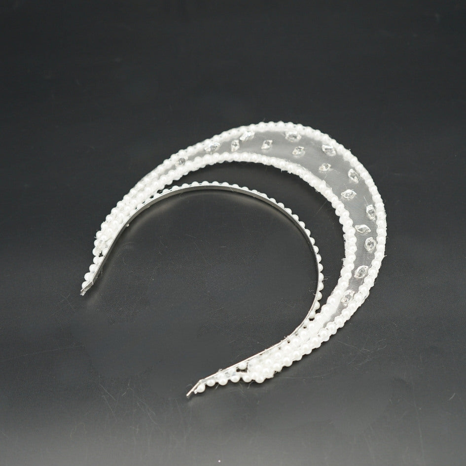 Bandeau-couronne blanche avec perles et tissu fin transparent