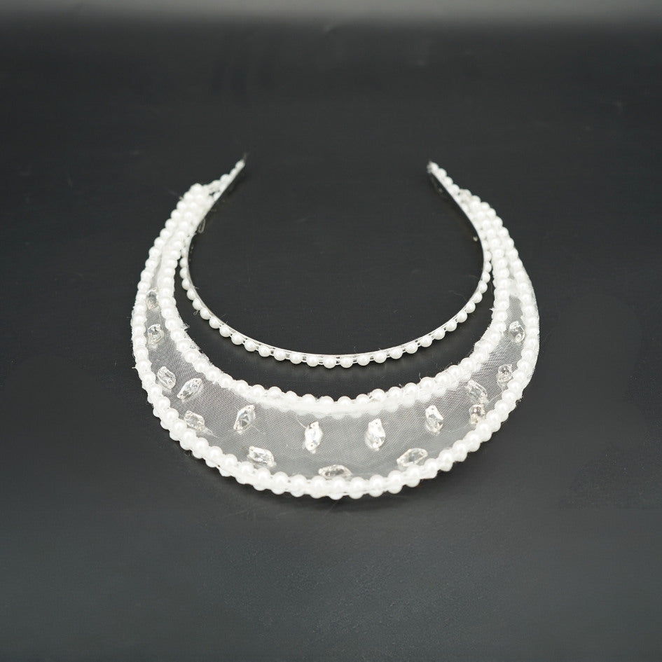 Bandeau-couronne blanche avec perles et tissu fin transparent