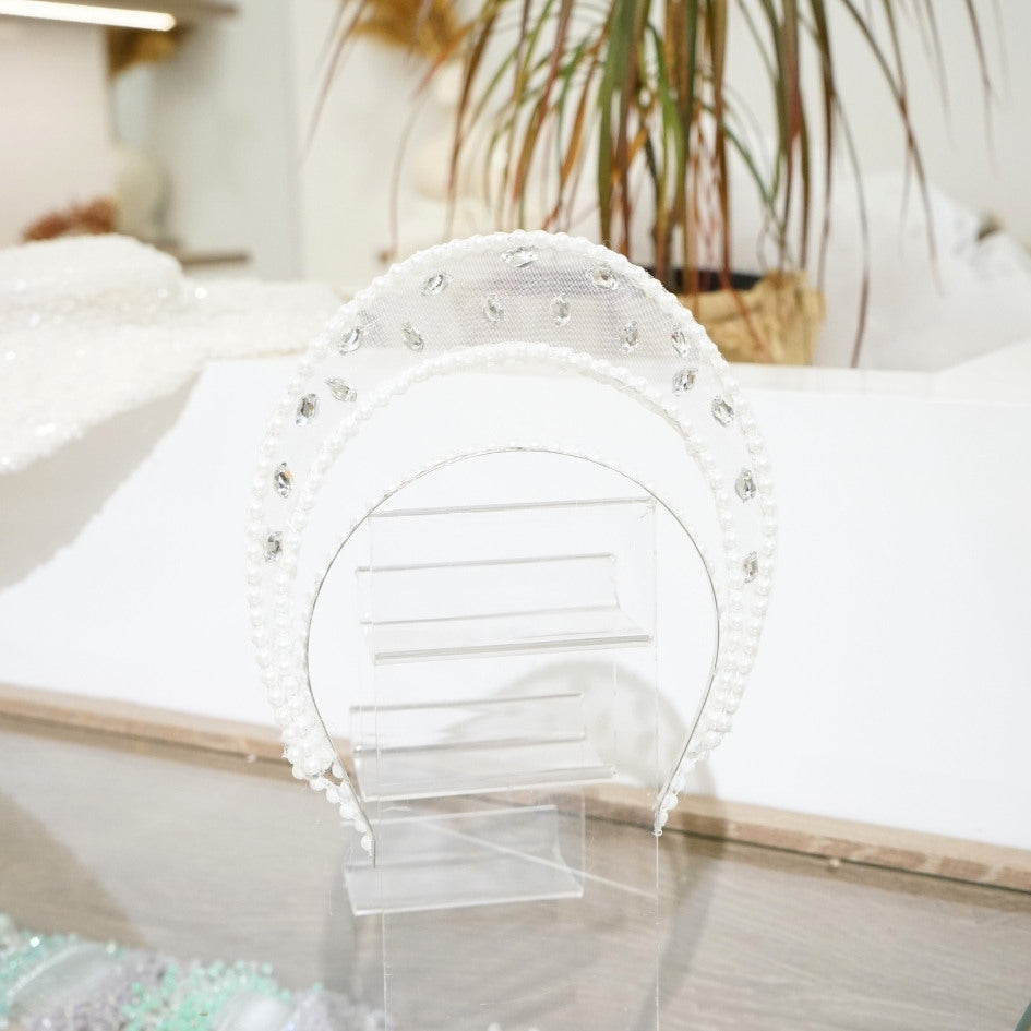 Bandeau-couronne blanche avec perles et tissu fin transparent