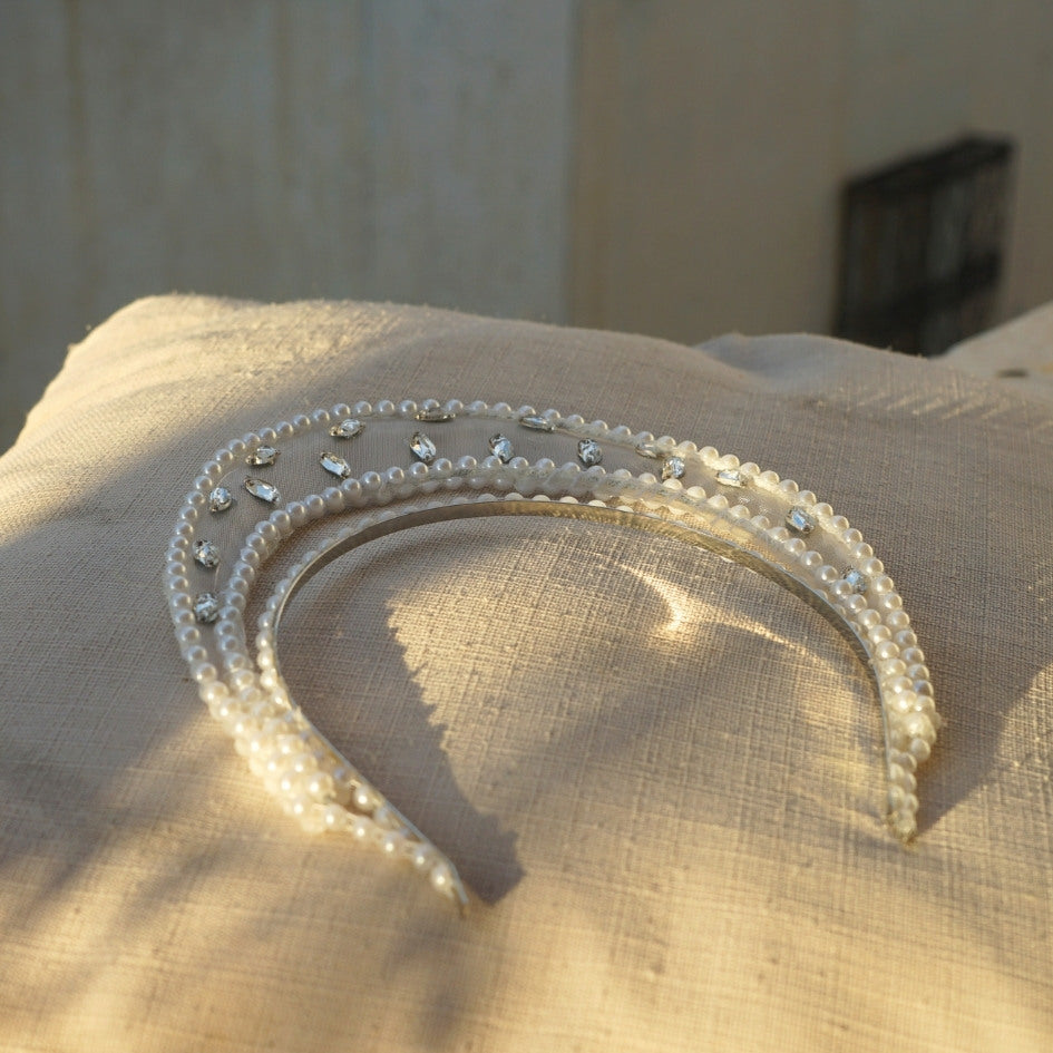 Bandeau-couronne blanche avec perles et tissu fin transparent