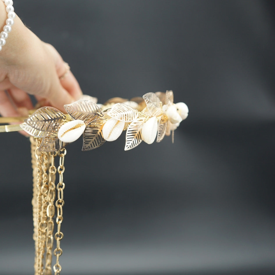 Bandeau de cérémonie à coquillages et chaînes dorées, artisanale
