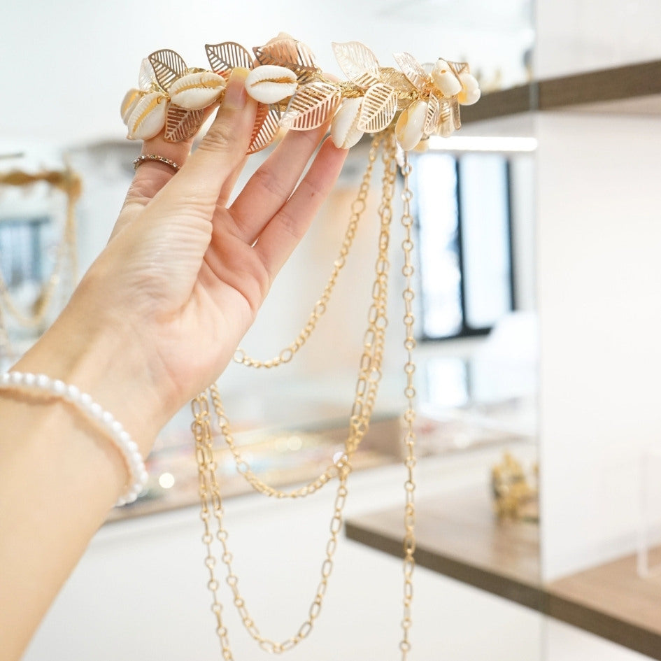 Bandeau de cérémonie à coquillages et chaînes dorées, artisanale