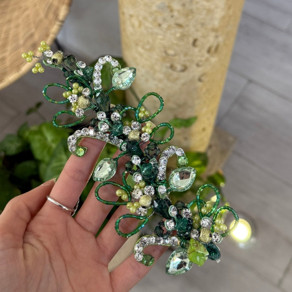 Barrette de cheveux ornée de cristaux verts et perles dorées