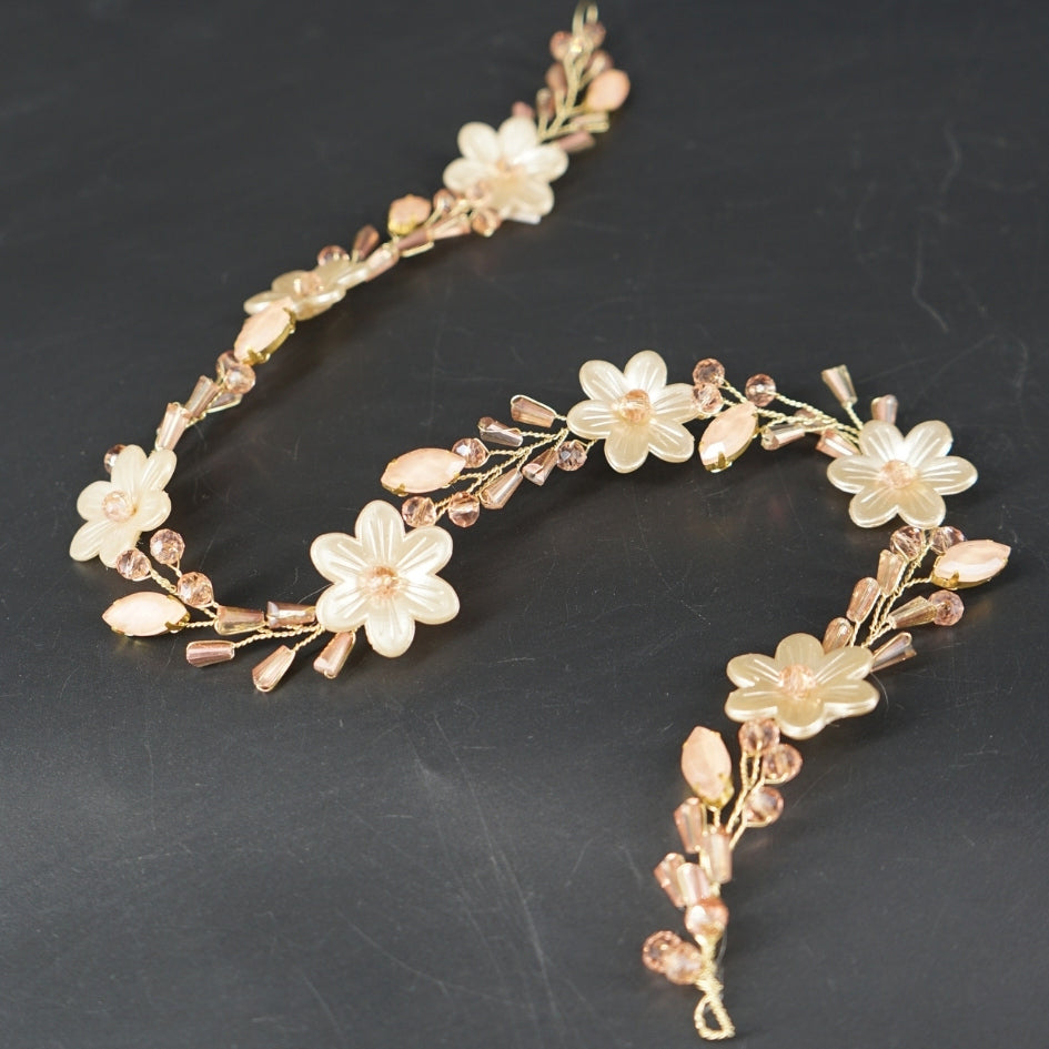 Bijou de tête fleurs et perles pour mariée