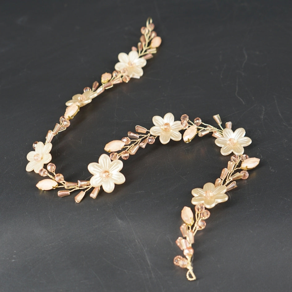 Bijou de tête fleurs et perles pour mariée