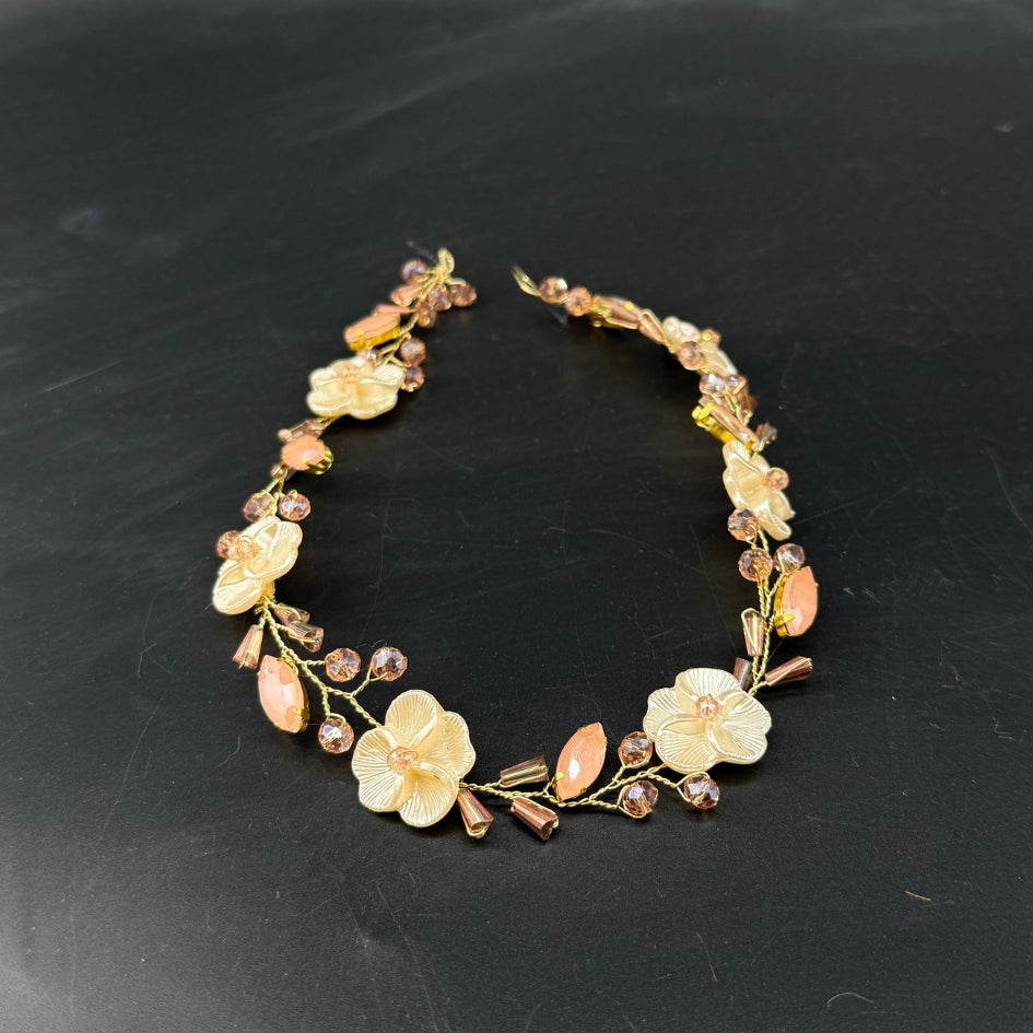 Bijou de tête fleurs et perles pour mariée