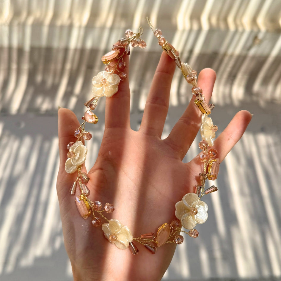 Bijou de tête fleurs et perles pour mariée