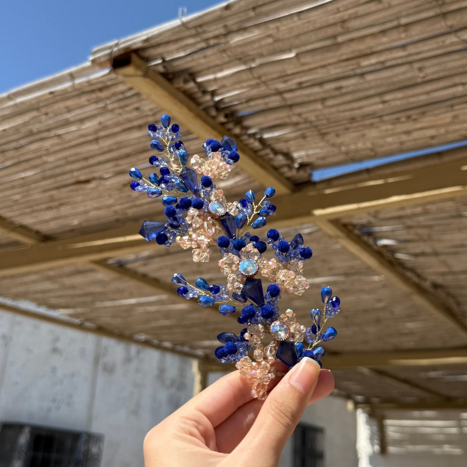 Bijou de tête floral bleu et doré avec cristaux et perles artisanales