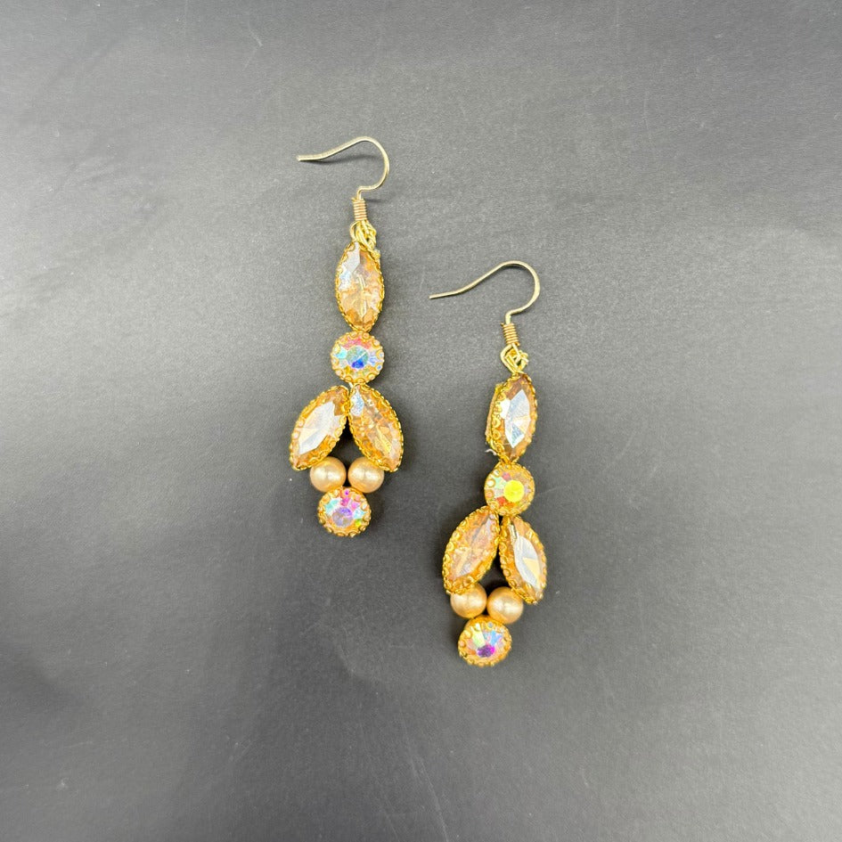 Bijoux d’oreilles dorés pendants cristaux