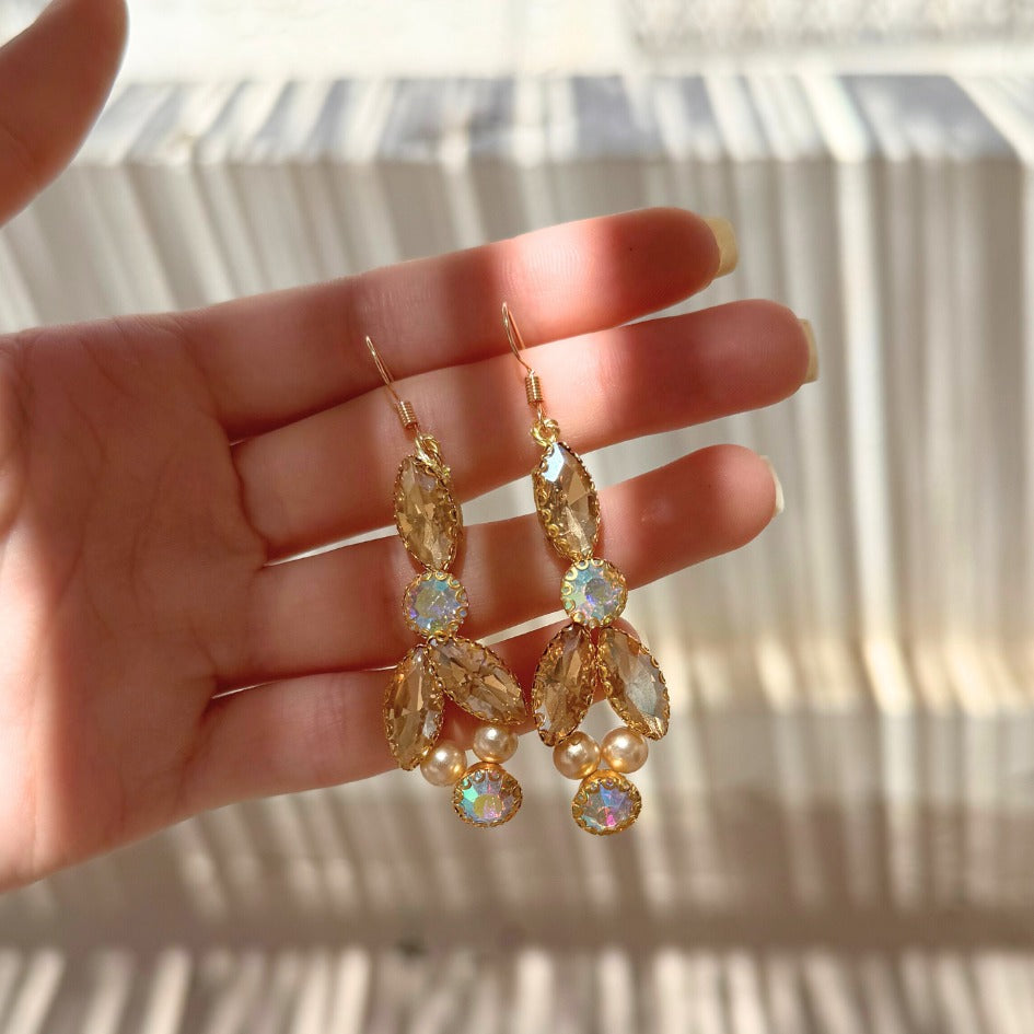 Bijoux d’oreilles dorés pendants cristaux