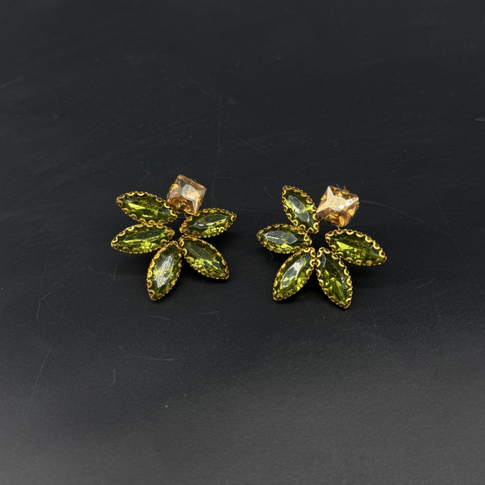 Boucles d’oreilles fleur dorée avec strass verts
