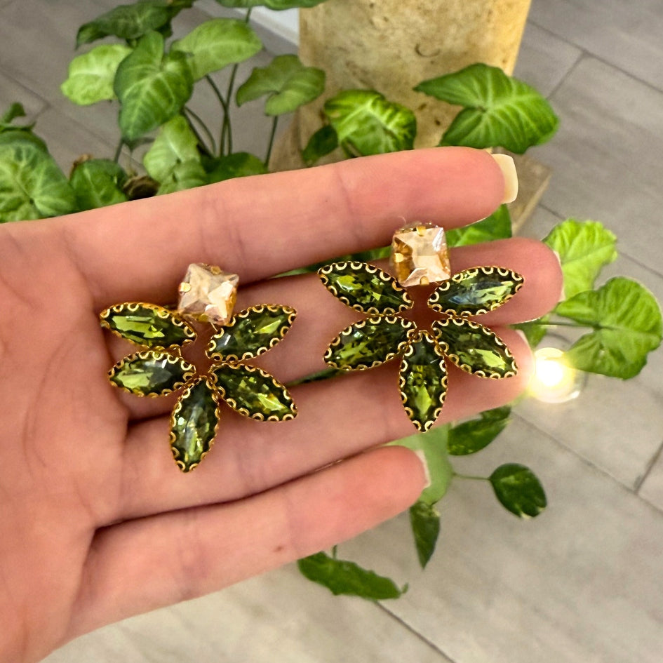 Boucles d’oreilles fleur dorée avec strass verts