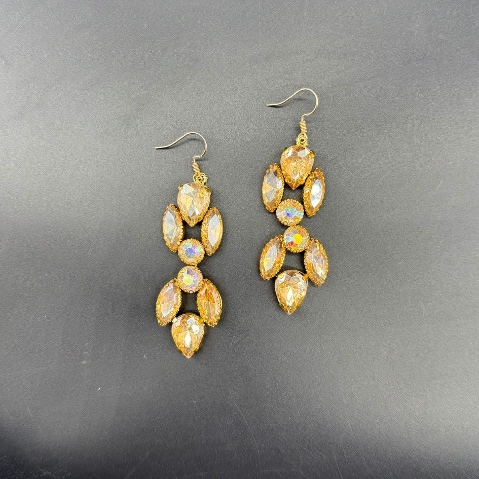 Boucles d’oreilles pendantes dorées feuilles en strass