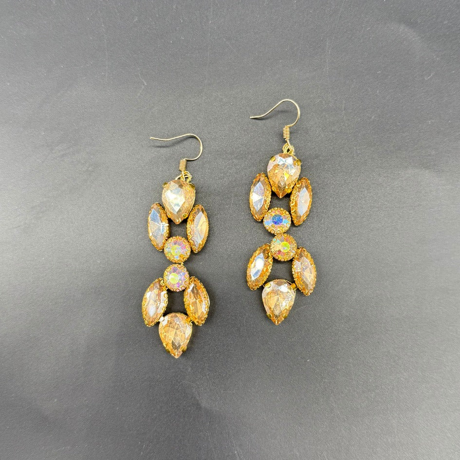 Boucles d’oreilles pendantes dorées feuilles en strass