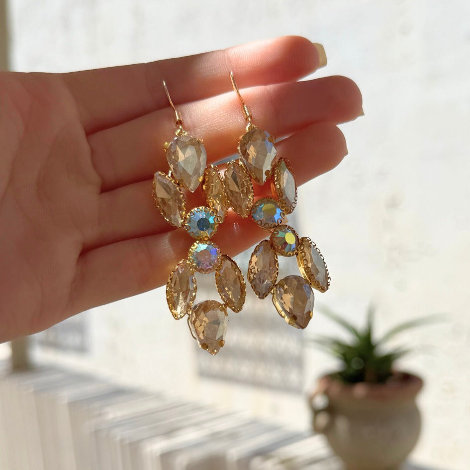 Boucles d’oreilles pendantes dorées feuilles en strass