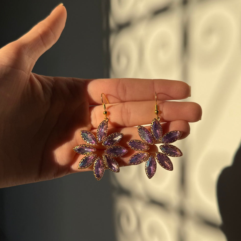 Boucles d'oreilles scintillantes avec design floral en strass violet