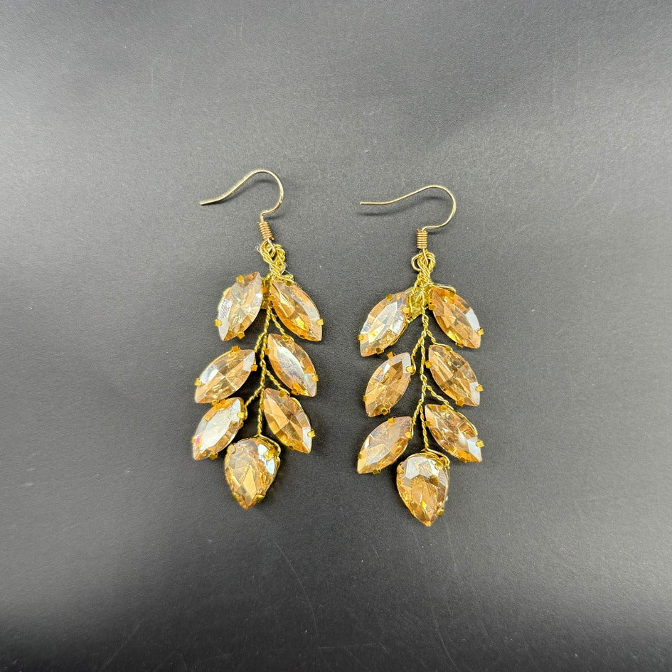 Boucles dorées longues à feuilles brillantes
