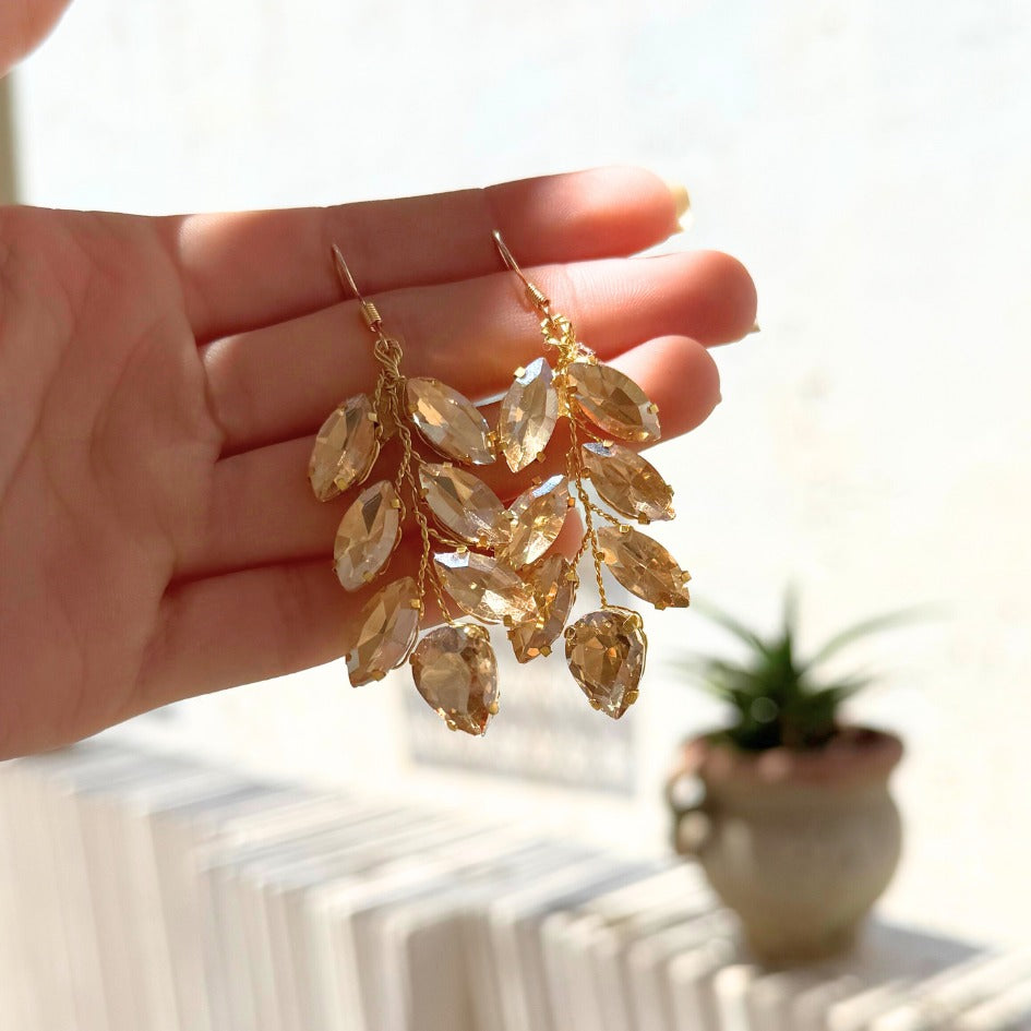 Boucles dorées longues à feuilles brillantes