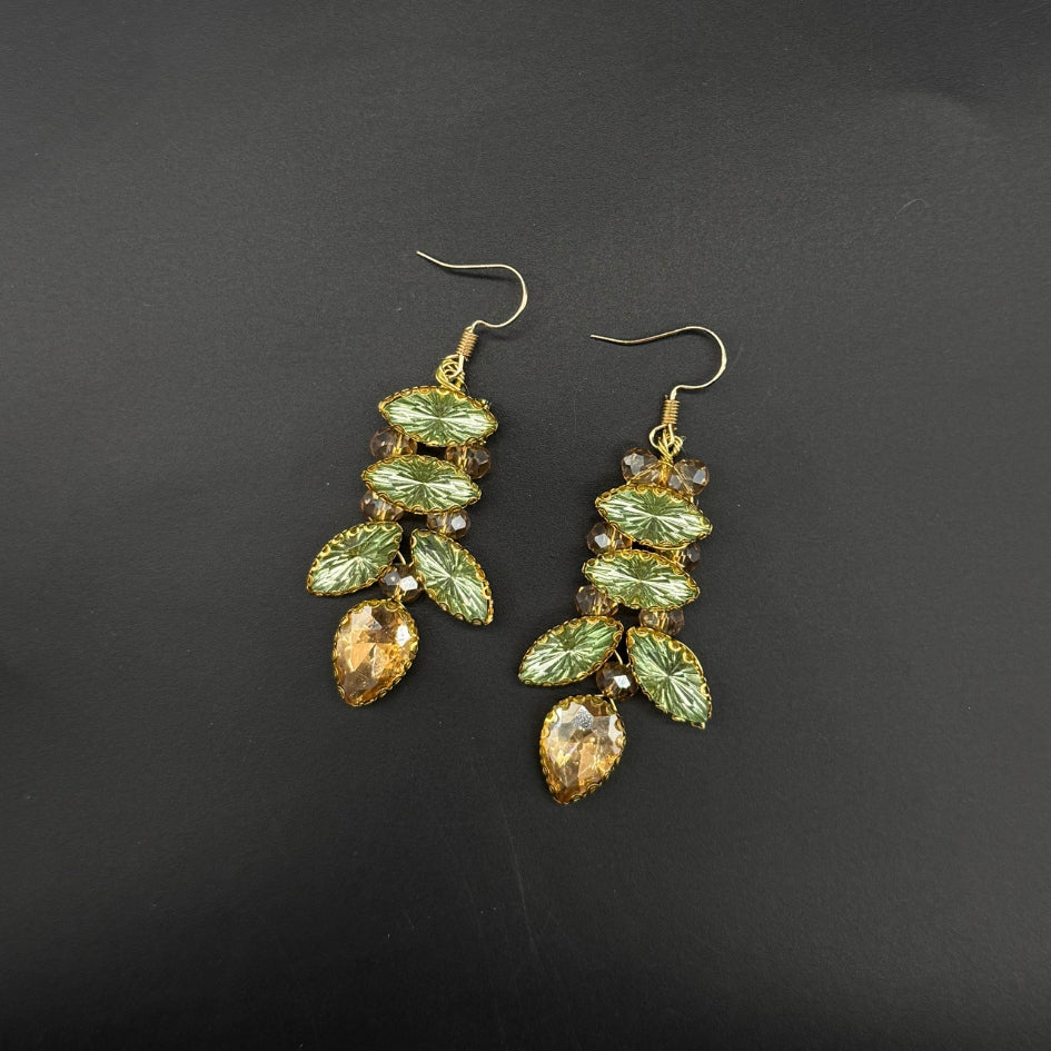 Boucles élégantes forme fleur pierres vertes