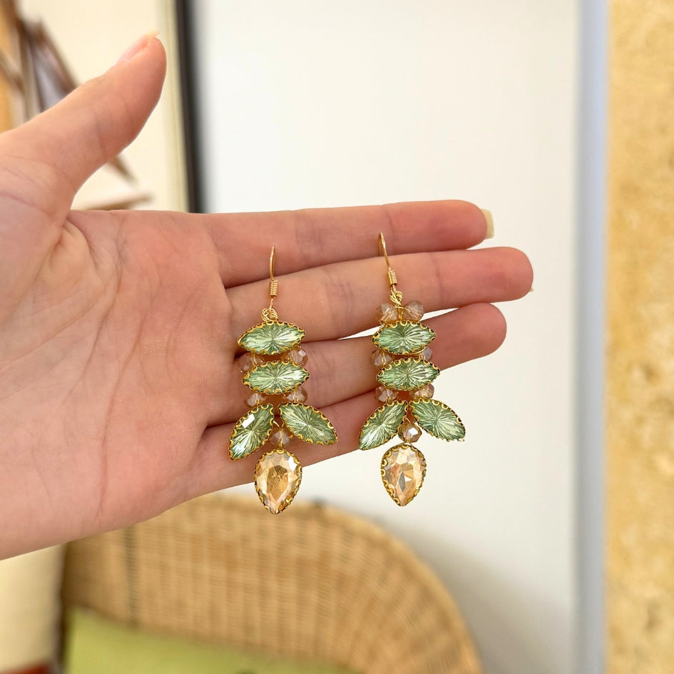 Boucles élégantes forme fleur pierres vertes
