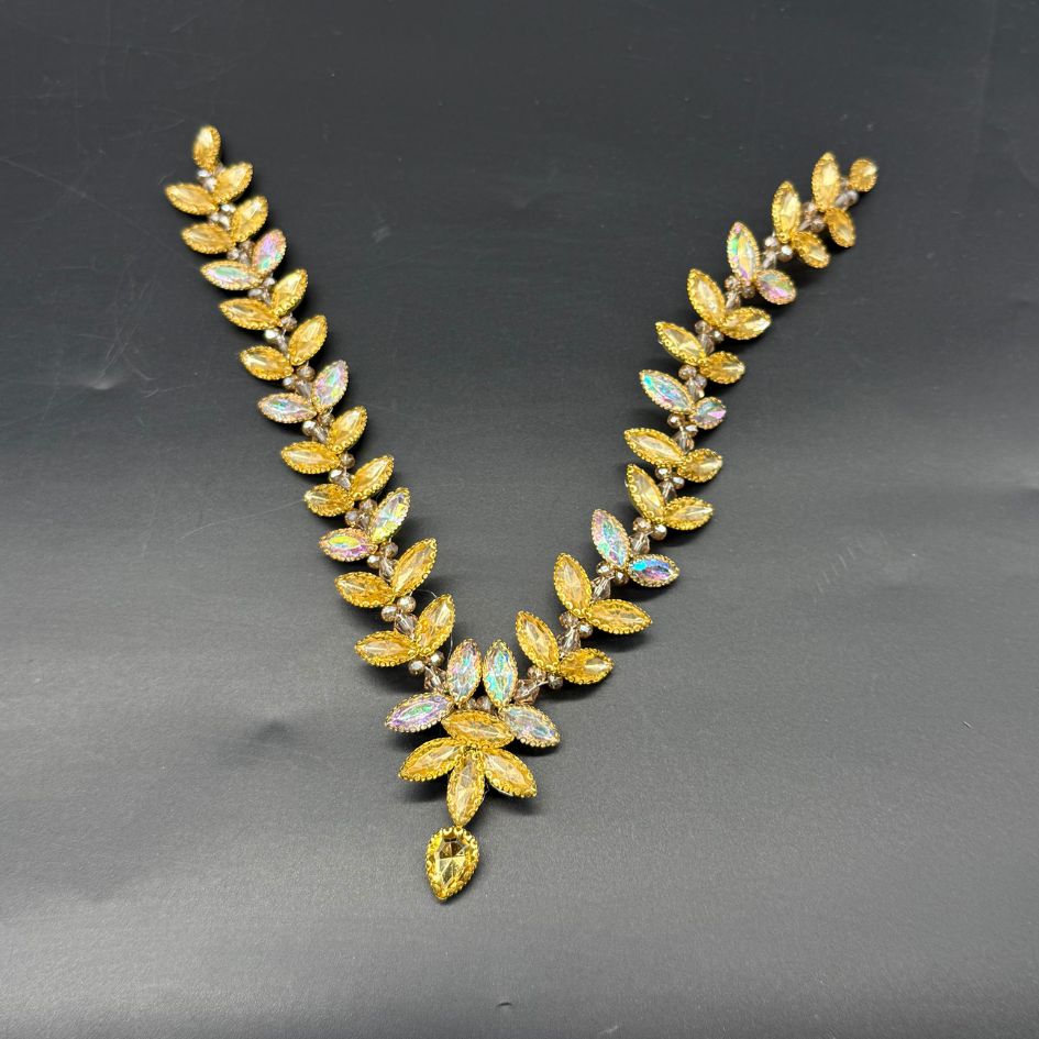 Collier doré raffiné en strass scintillants pour soirée chic