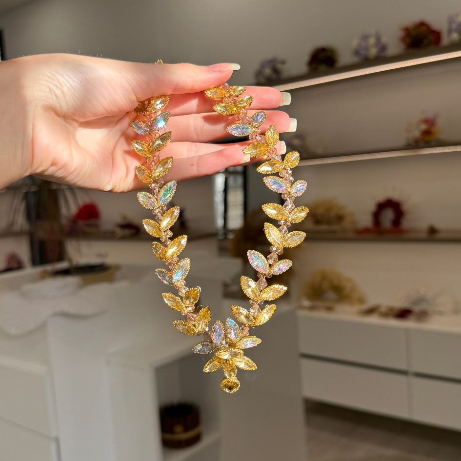 Collier doré raffiné en strass scintillants pour soirée chic