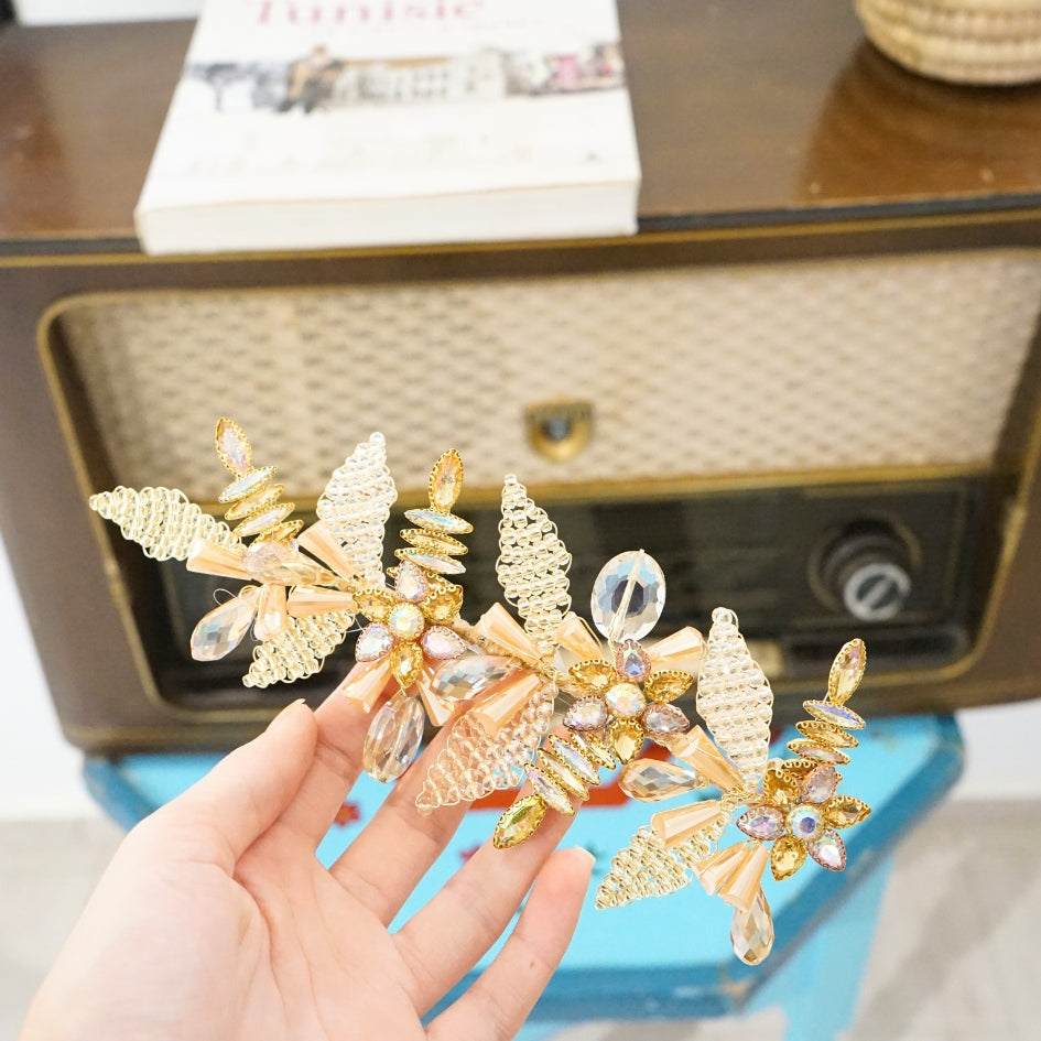 Broche dorée modèle feuilleté de mariage