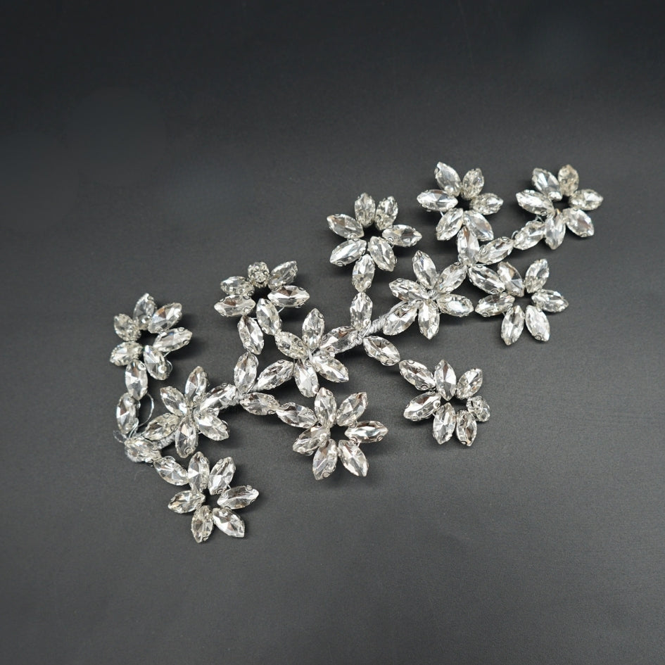 Broche en forme de feuille avec cristaux blanche