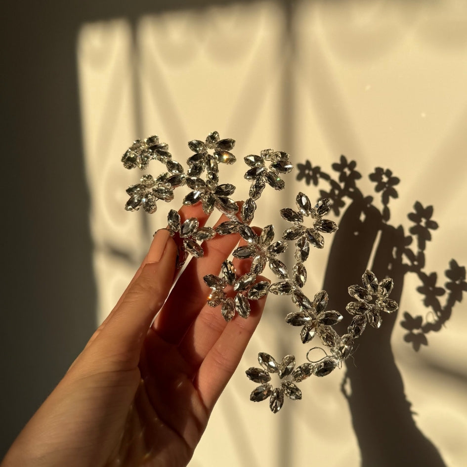 Broche en forme de feuille avec cristaux blanche