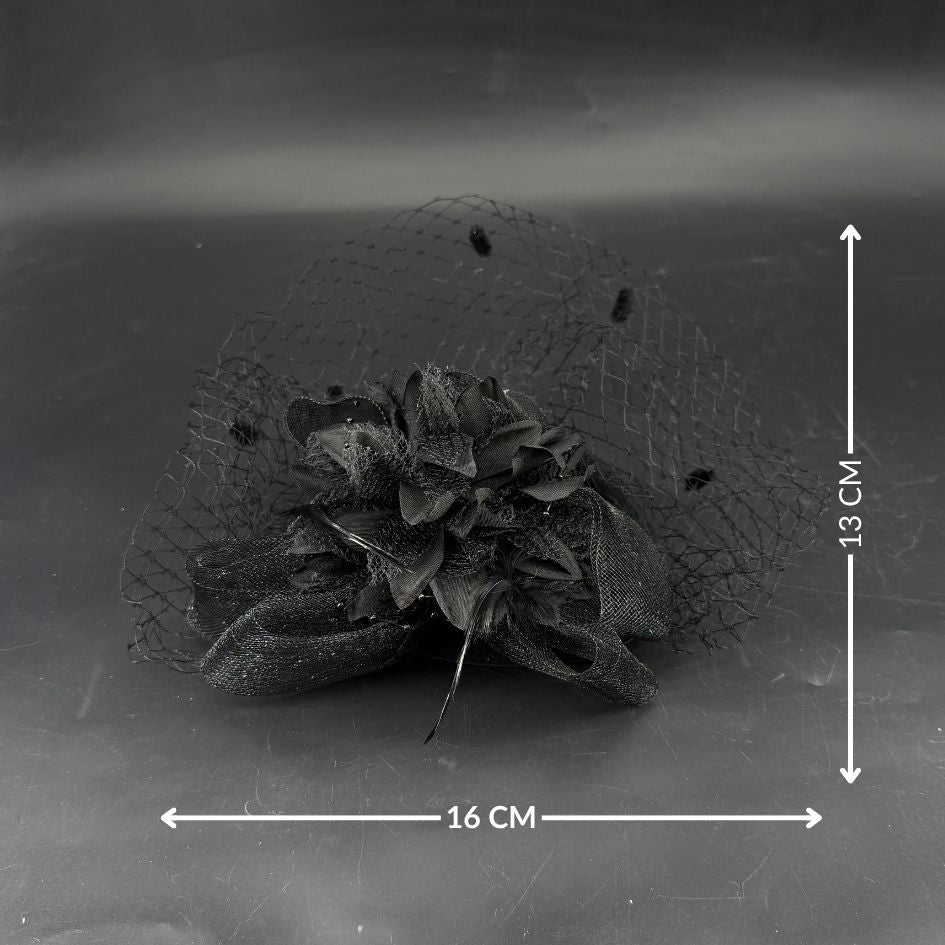 Chapeau de cérémonie noir avec voile et fleurs