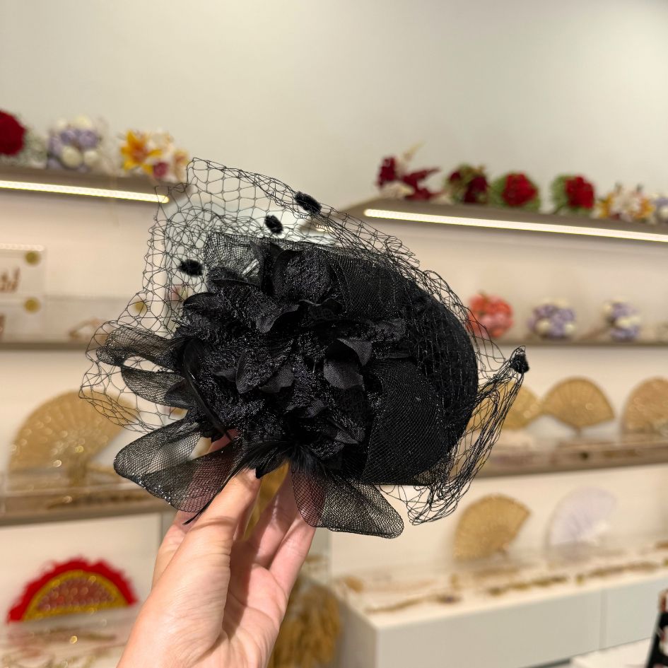 Chapeau de cérémonie noir avec voile et fleurs