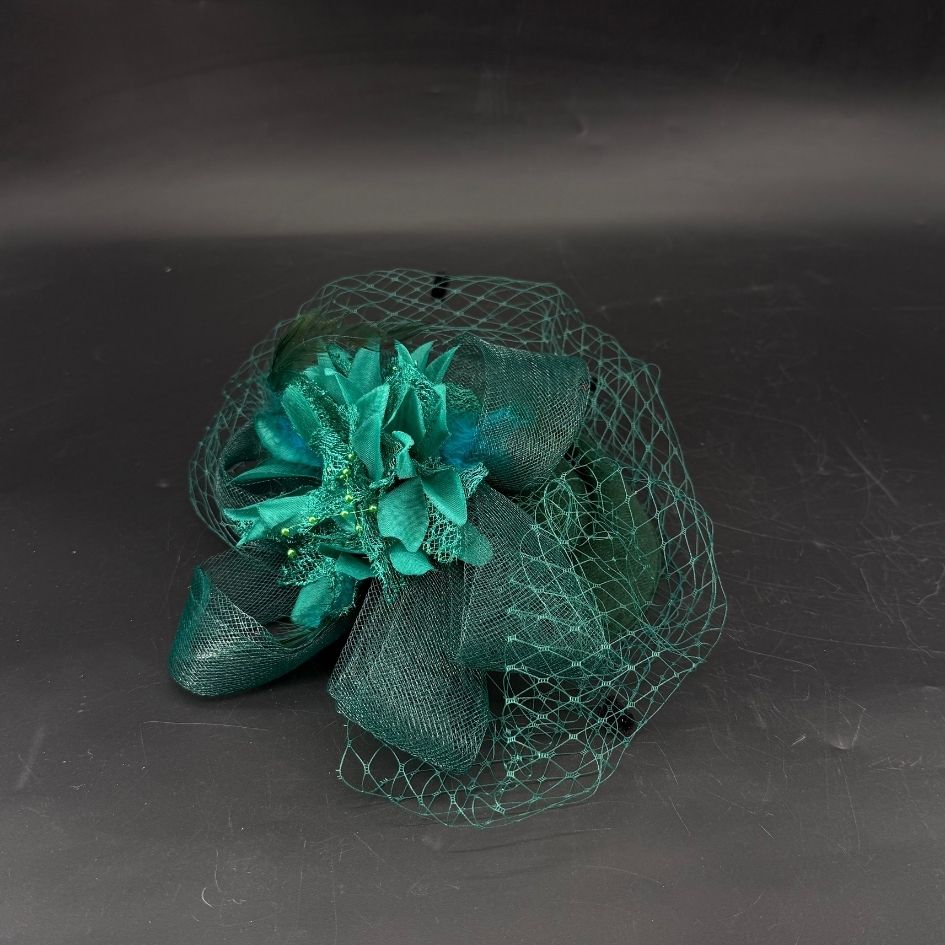 Chapeau de cérémonie vert émeraude avec voile et fleurs