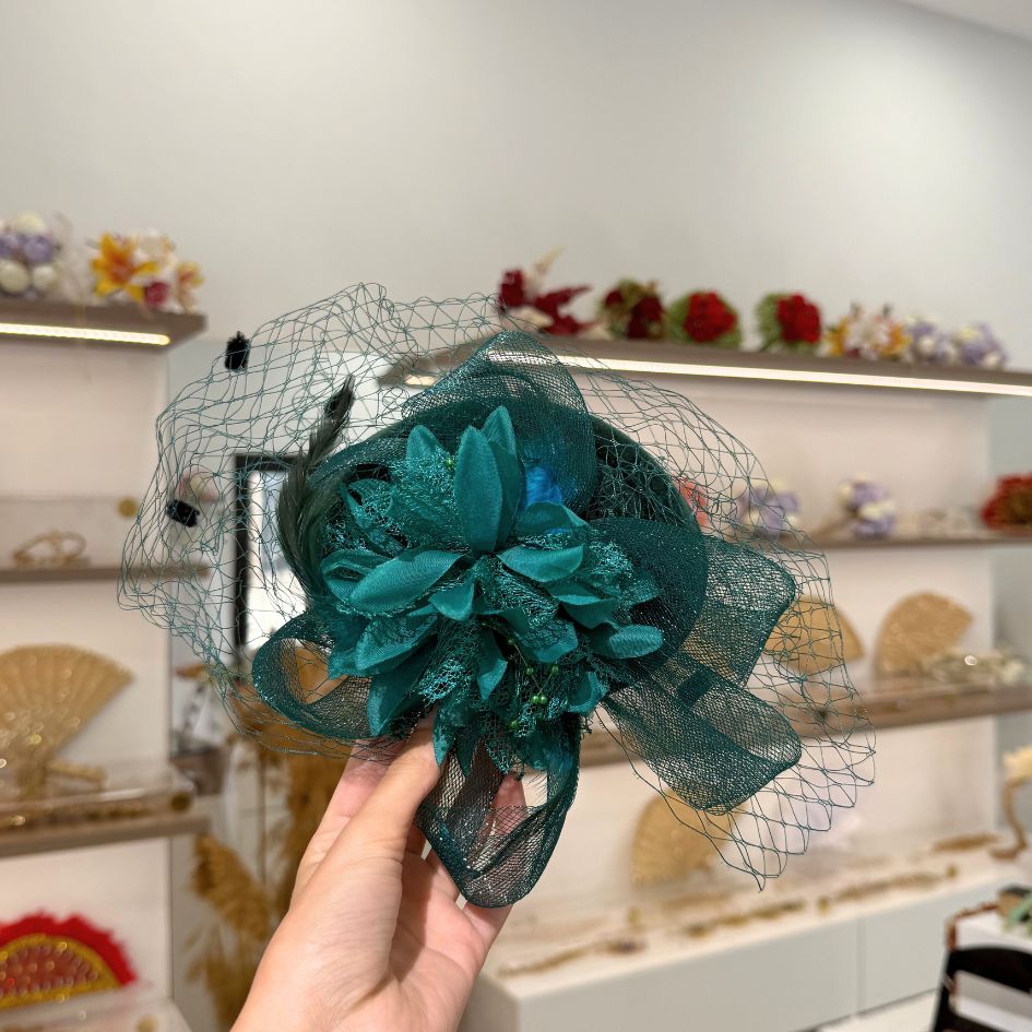 Chapeau de cérémonie vert émeraude avec voile et fleurs