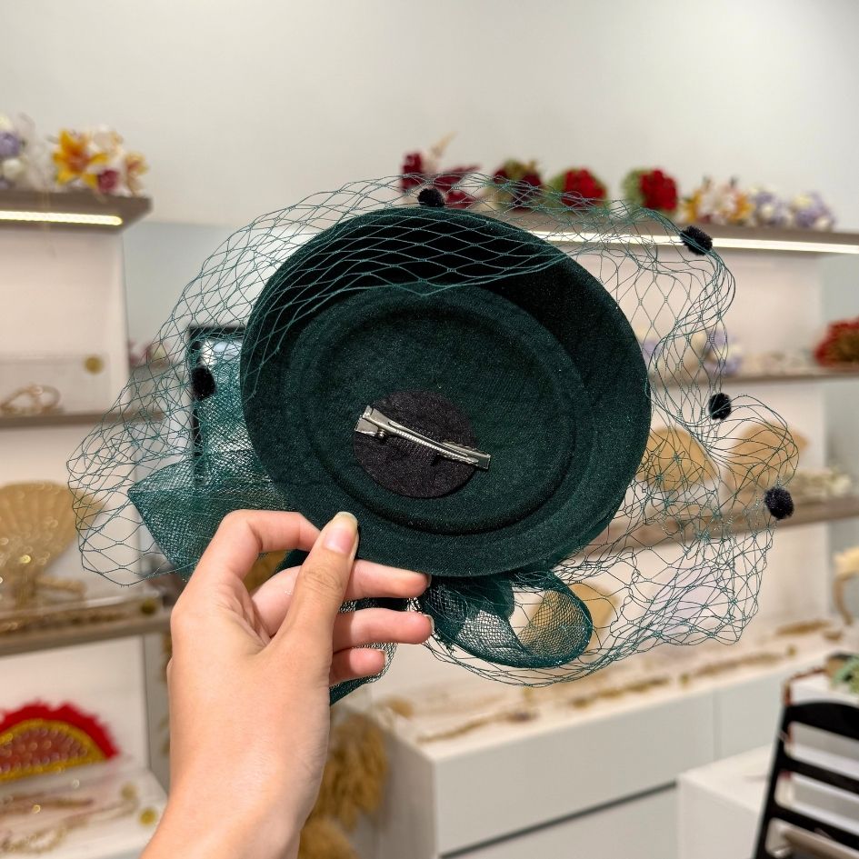 Chapeau de cérémonie vert émeraude avec voile et fleurs