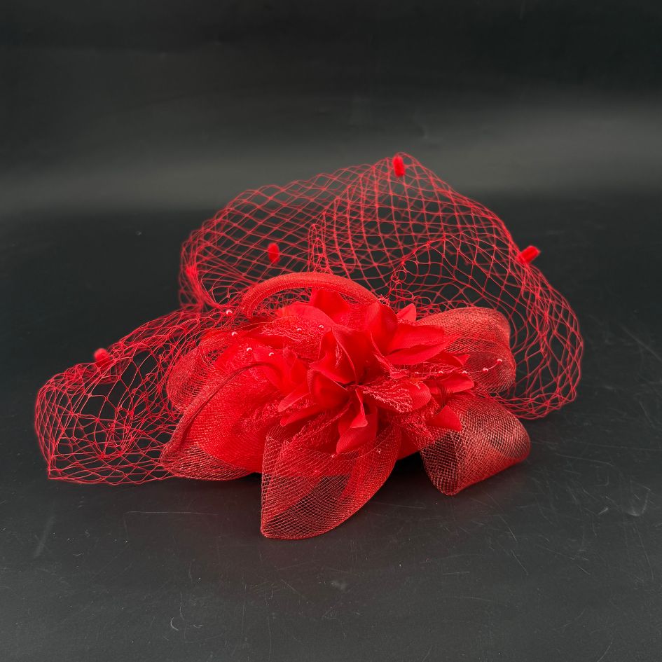 Chapeau de cérémonie rouge avec voile et fleurs