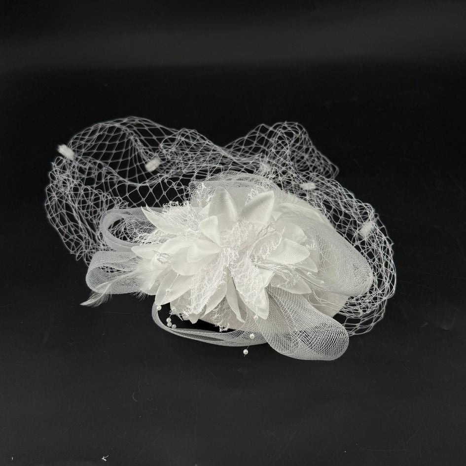 Chapeau de cérémonie blanc avec voile et fleurs