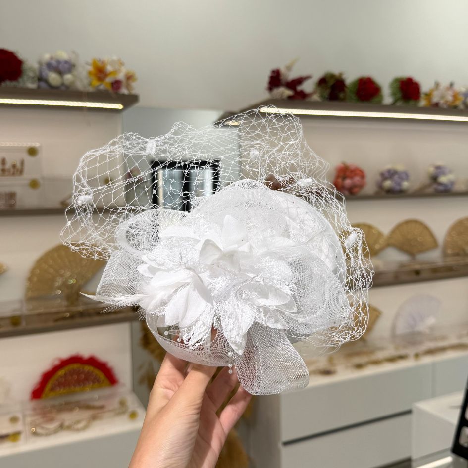 Chapeau de cérémonie blanc avec voile et fleurs