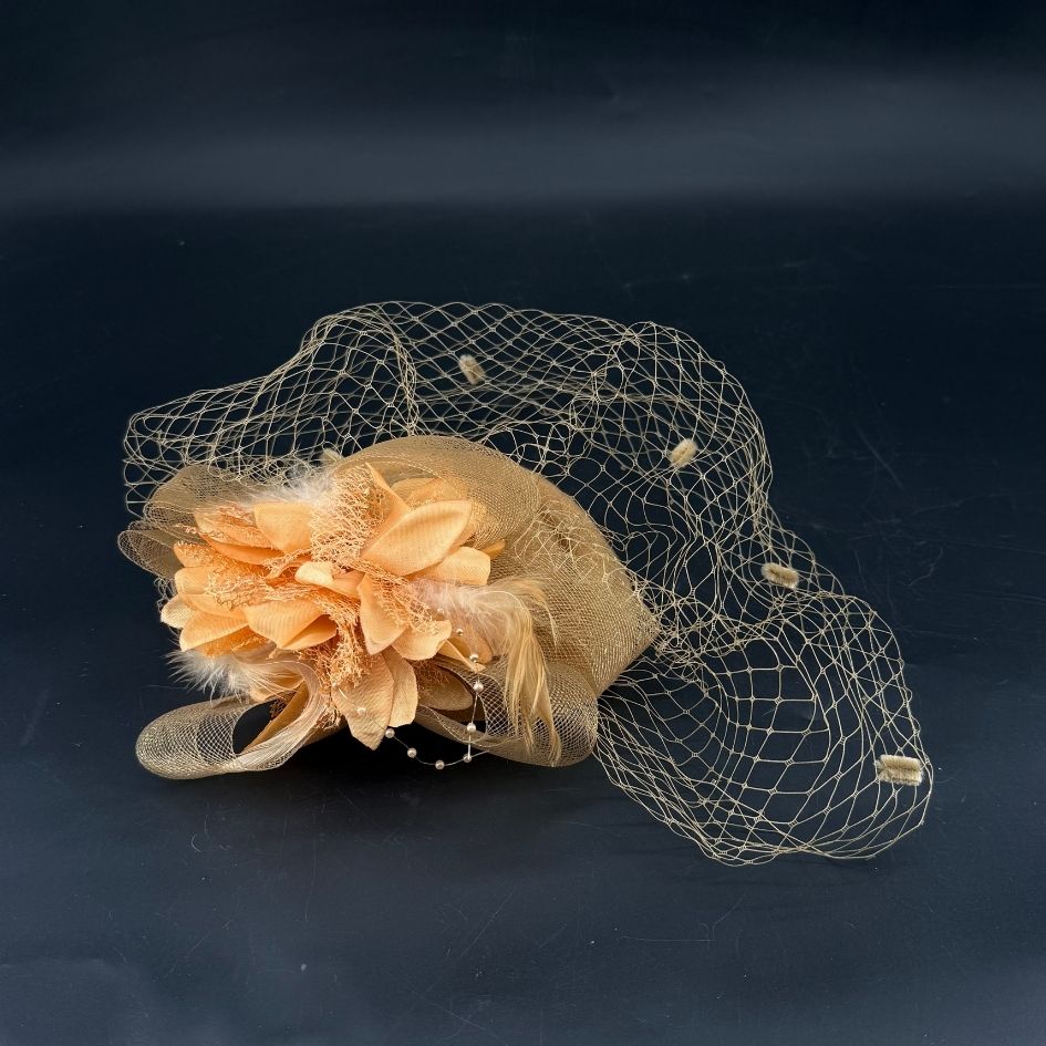 Chapeau de cérémonie champagne avec voile et fleurs
