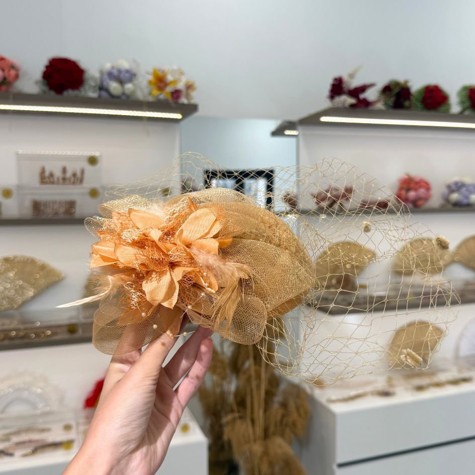 Chapeau de cérémonie champagne avec voile et fleurs