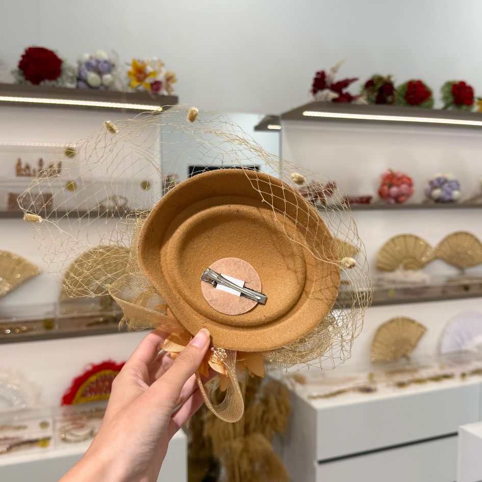 Chapeau de cérémonie champagne avec voile et fleurs