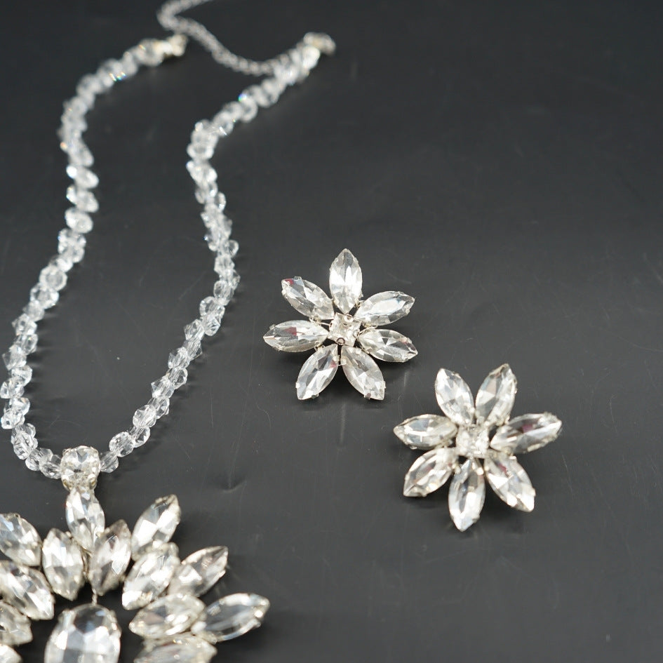 Collier argenté cristaux floral luxe