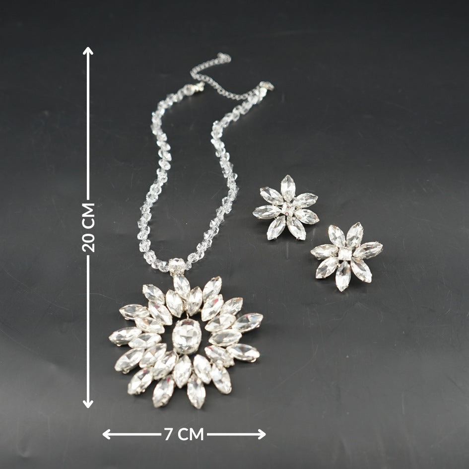 Collier argenté cristaux floral luxe