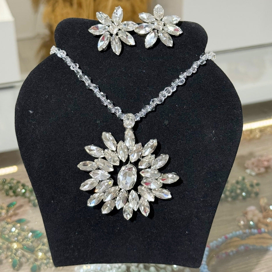 Collier argenté cristaux floral luxe