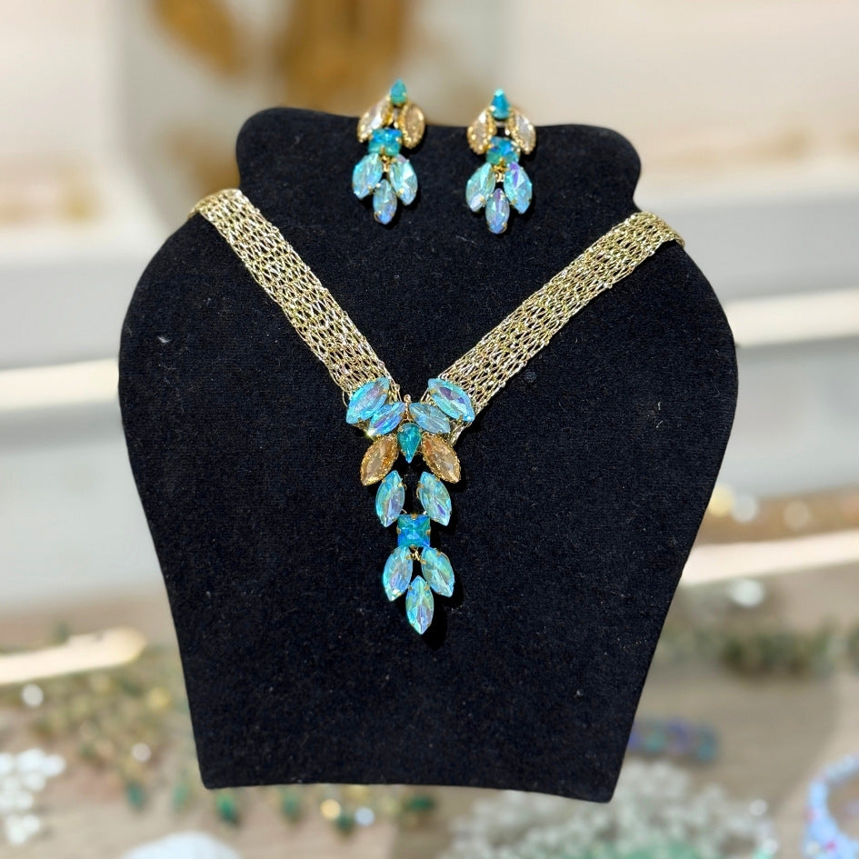 Collier bleu doré cristaux élégant