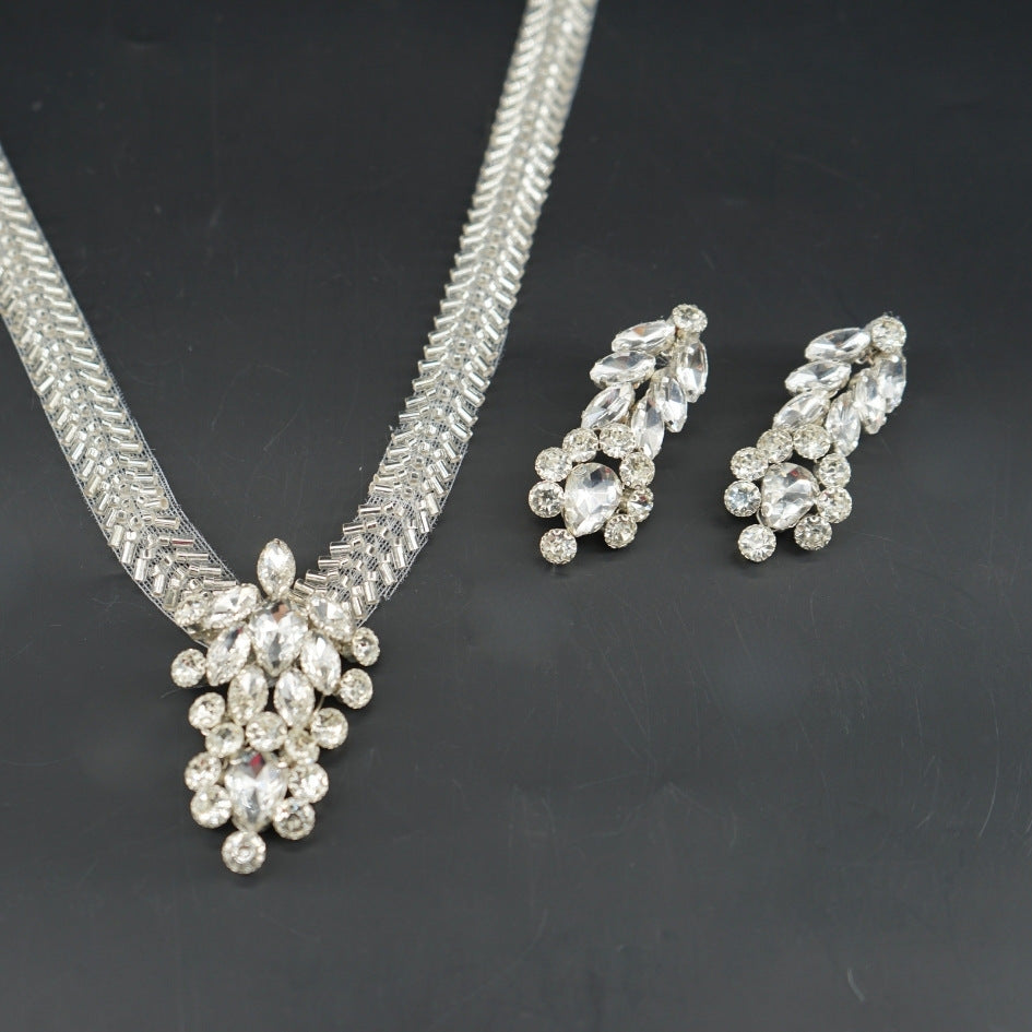Collier argenté cristaux élégant luxe