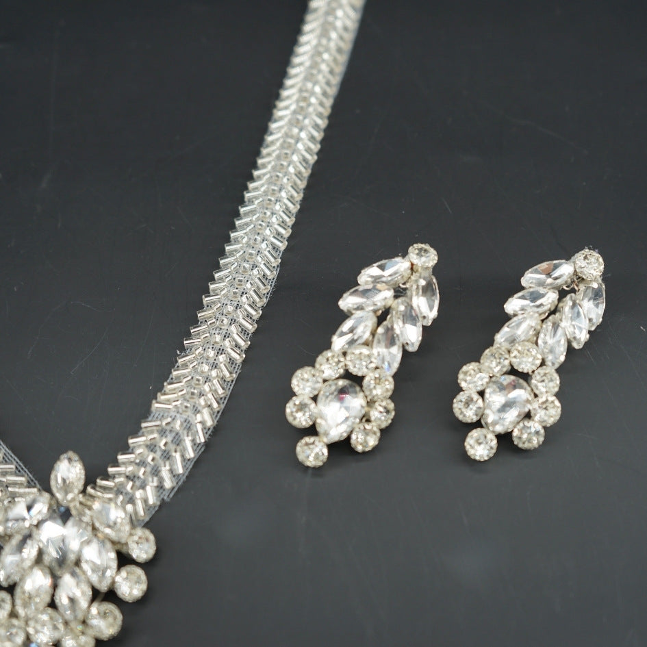 Collier argenté cristaux élégant luxe