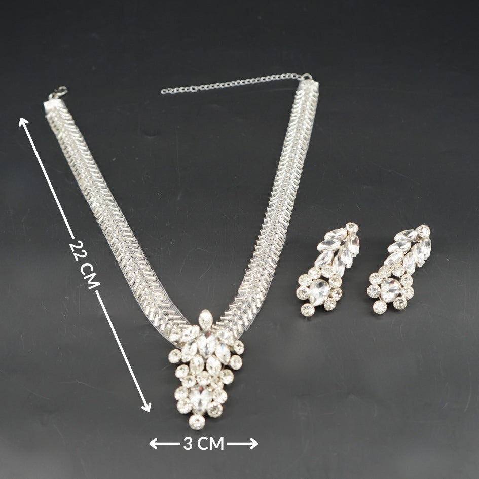 Collier argenté cristaux élégant luxe